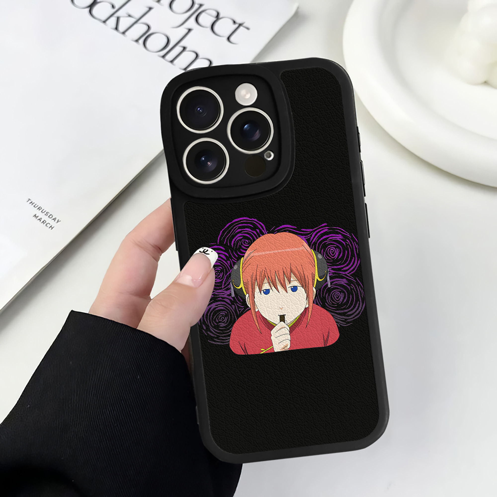 （画像用） ぎんたま 坂田銀時（さかたぎんとき） 神楽 志村新八（しむら しんぱち） GINTAMA Sakata Gintoki Kagura Shimura Shinpachi 【iPhone 16シリーズ対応】シリコンスマホケース（レザー調） 材質：シリコン